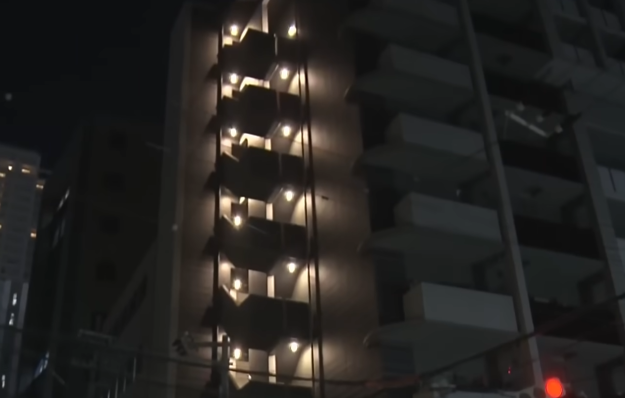 疑兇從大廈的樓梯逃走。(新聞截圖)