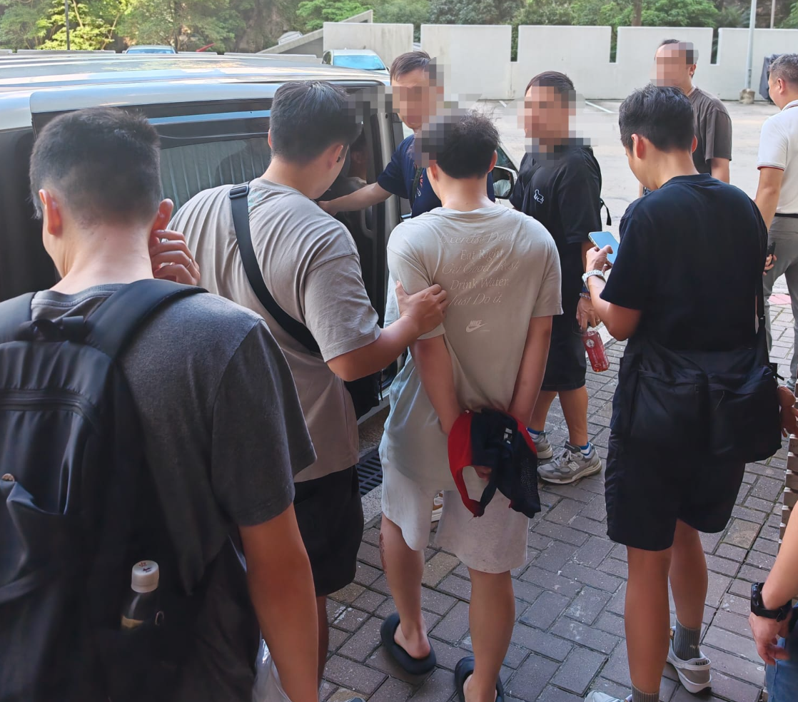 青衣分區特遣隊及葵青警區刑事情報組人員隨即深入調查,今日(八月二十二日)在牛頭角牛頭角上邨拘捕該名三十七歲姓鍾本地男子,涉嫌店鋪盜竊及傷人。
