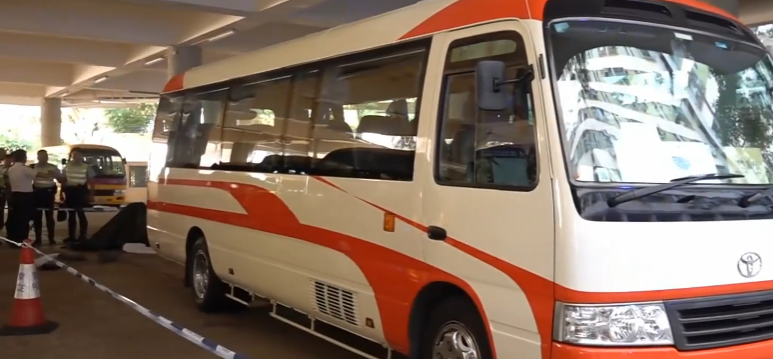 石硤尾發生致命交通意外,一名90歲老婦被校巴撞倒死亡,警方以涉嫌危險駕駛引致他人死亡,拘捕72歲校巴女司機。 (有線新聞畫面)