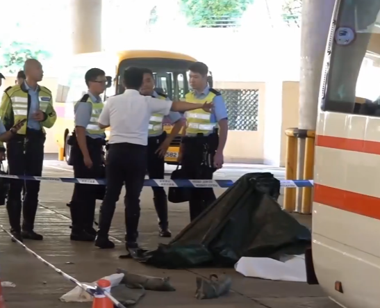 石硤尾發生致命交通意外,一名90歲老婦被校巴撞倒死亡,警方以涉嫌危險駕駛引致他人死亡,拘捕72歲校巴女司機。 (有線新聞畫面)