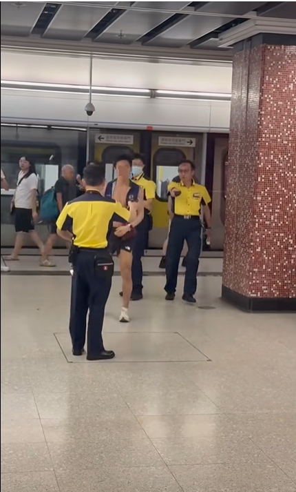 短褲男被職員阻止。(FB Ali Zubair Bhai)