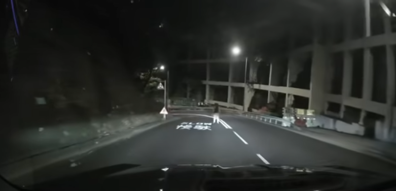 「女子」站在路中心。(FB 車cam L(香港群組))