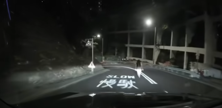 「女子」走近私家車。(FB 車cam L(香港群組))