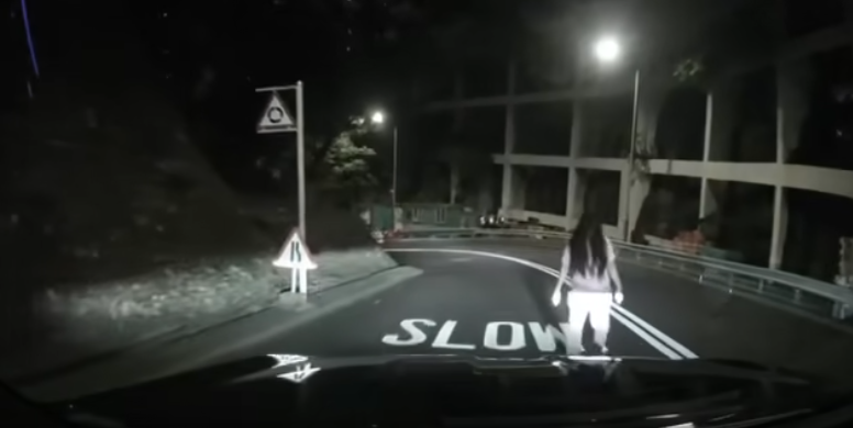 「女子」走近私家車。(FB 車cam L(香港群組))