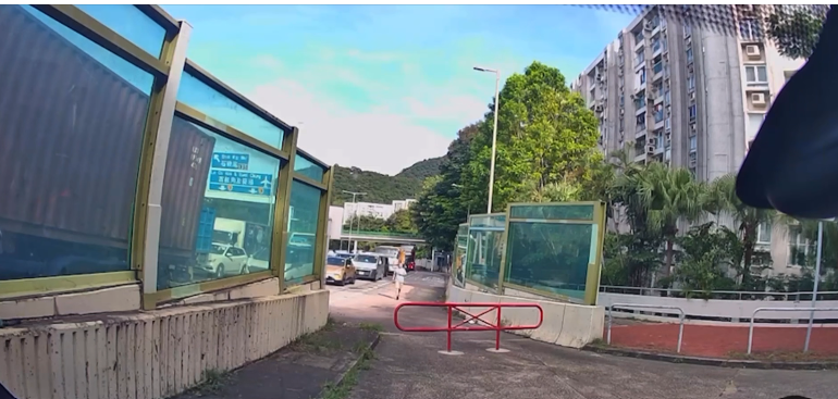 男子拆走欄杆讓車輛駛過。(FB 車cam L(香港群組))