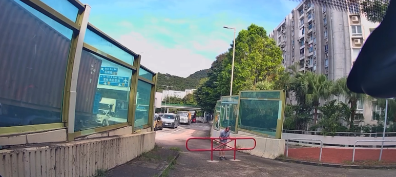 男子拆走欄杆讓車輛駛過。(FB 車cam L(香港群組))