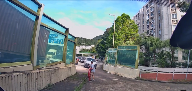 男子拆走欄杆讓車輛駛過。(FB 車cam L(香港群組))
