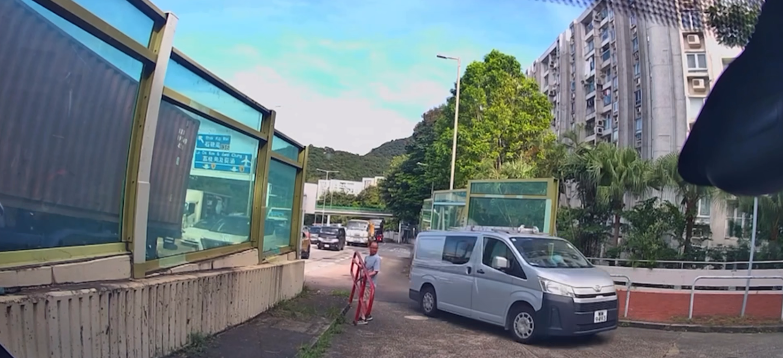 男子拆走欄杆讓車輛駛過。(FB 車cam L(香港群組))