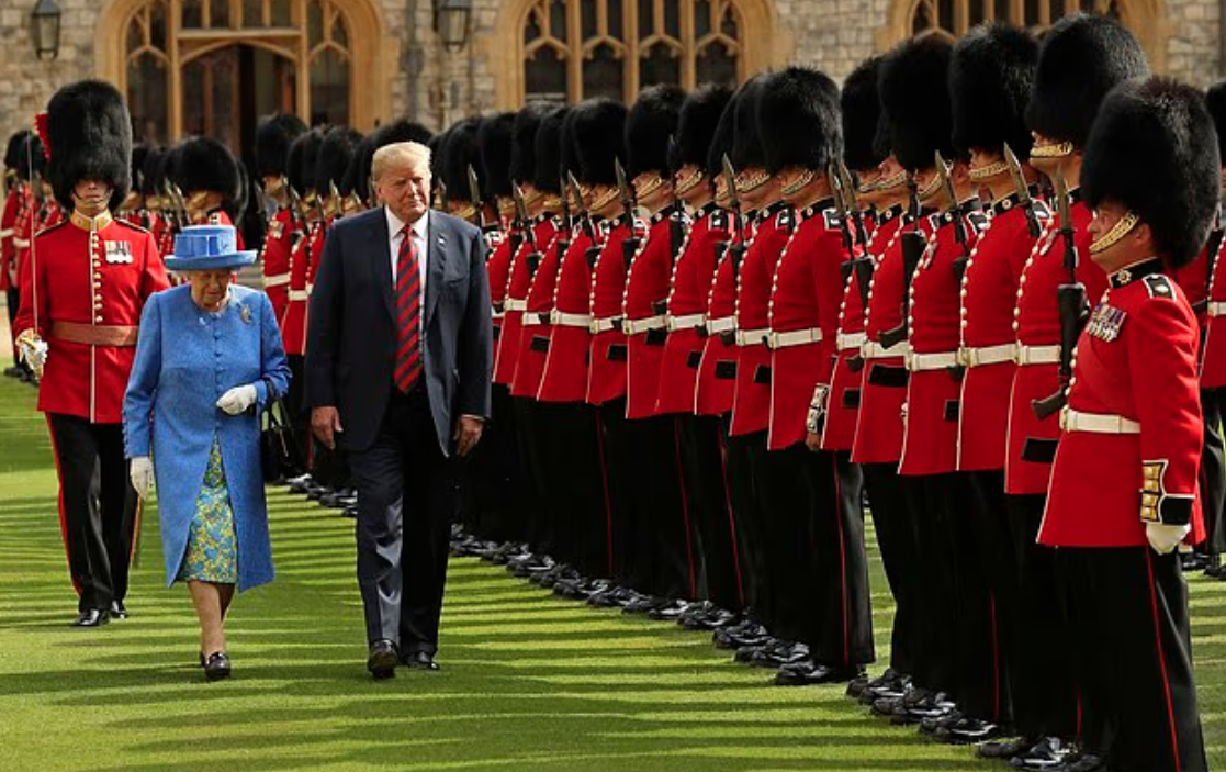 新書指當年女王檢閱儀仗隊時,示意特朗普走在前面。(資料圖片)