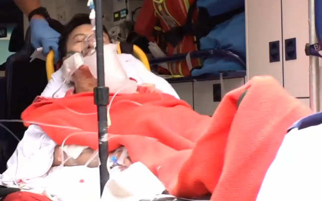 黃大仙豪苑商場一名男子被人持刀襲擊,肚部受刀傷送院,警方在附近拘捕涉嫌傷人女子。(有線新聞畫面)