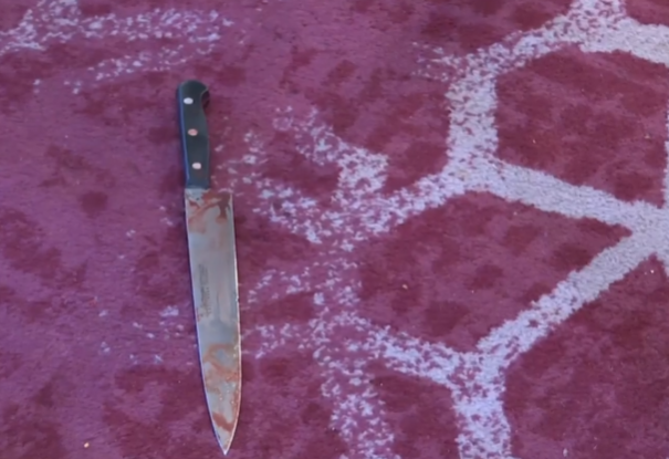 黃大仙豪苑商場一名男子被人持刀襲擊,肚部受刀傷送院,警方在附近拘捕涉嫌傷人女子。(有線新聞畫面)