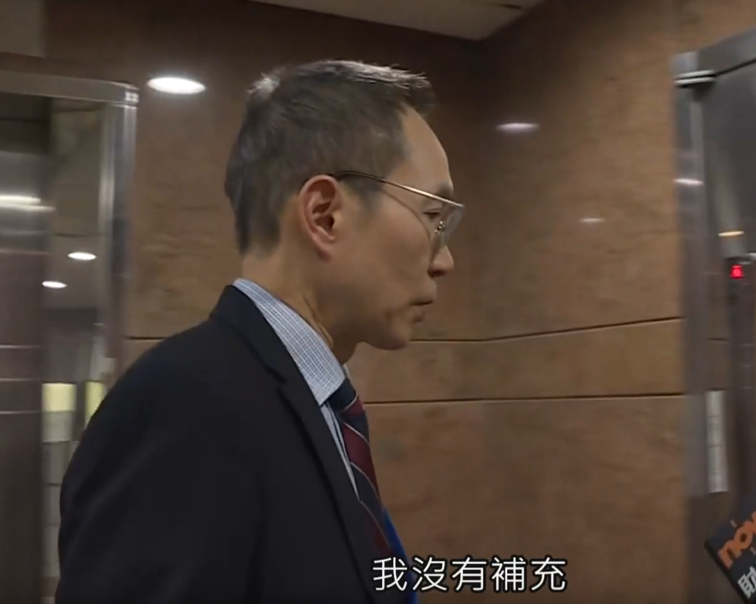 物流署署長陳嘉信上班前再被傳媒追訪,對於為何不採用評分制,以及如何看特首批評物流署把關不力,及會否引咎辭職,他僅稱「無補充,上星期已講過」。(now新聞台截圖)