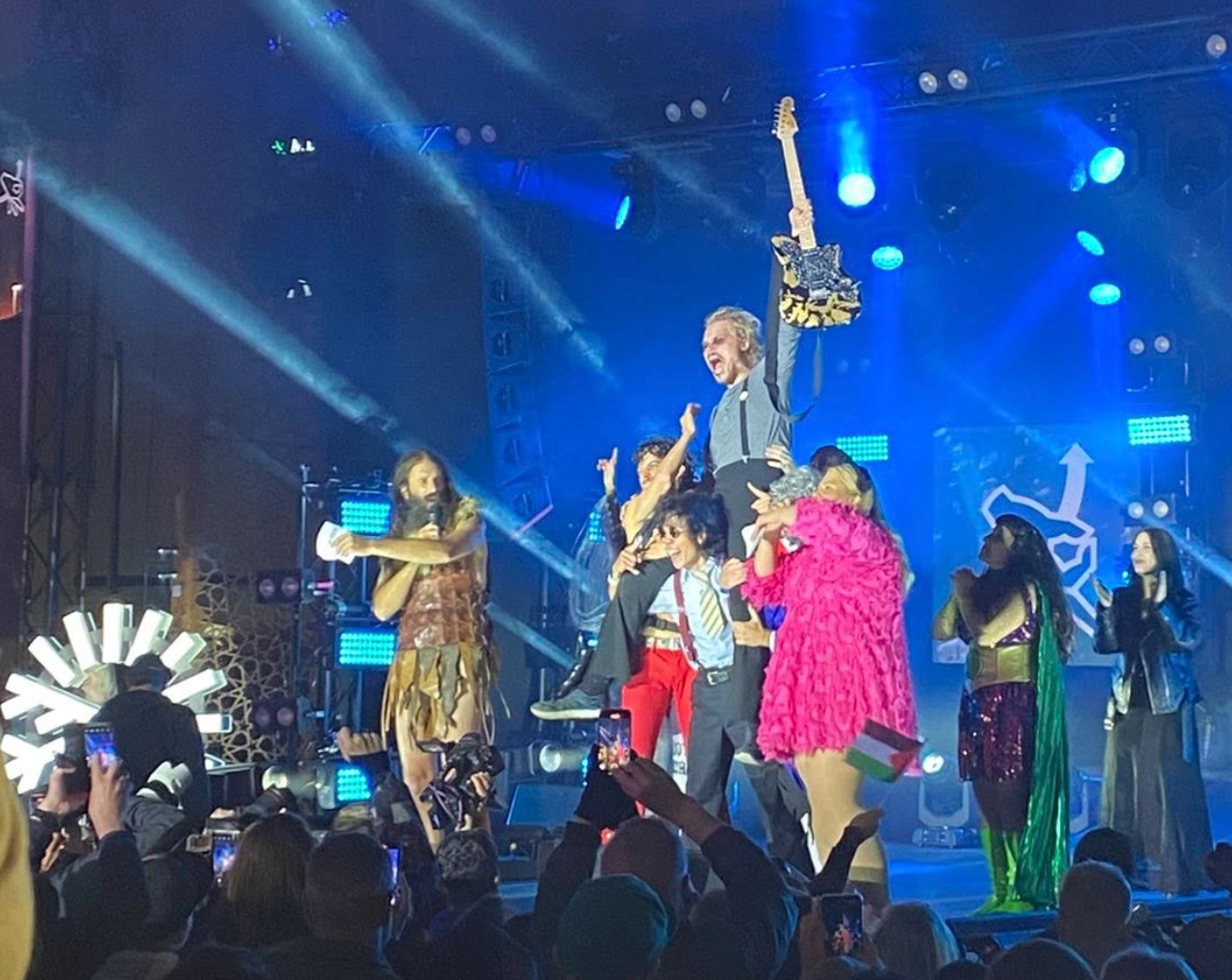 一年一度的「空氣結他世界錦標賽」在芬蘭港口城市奧盧完滿結束,冠軍由芬蘭選手The Angus奪得,他贏得一把真正的結他,這亦是芬蘭自2000年以來再有人奪冠。(網上圖片)