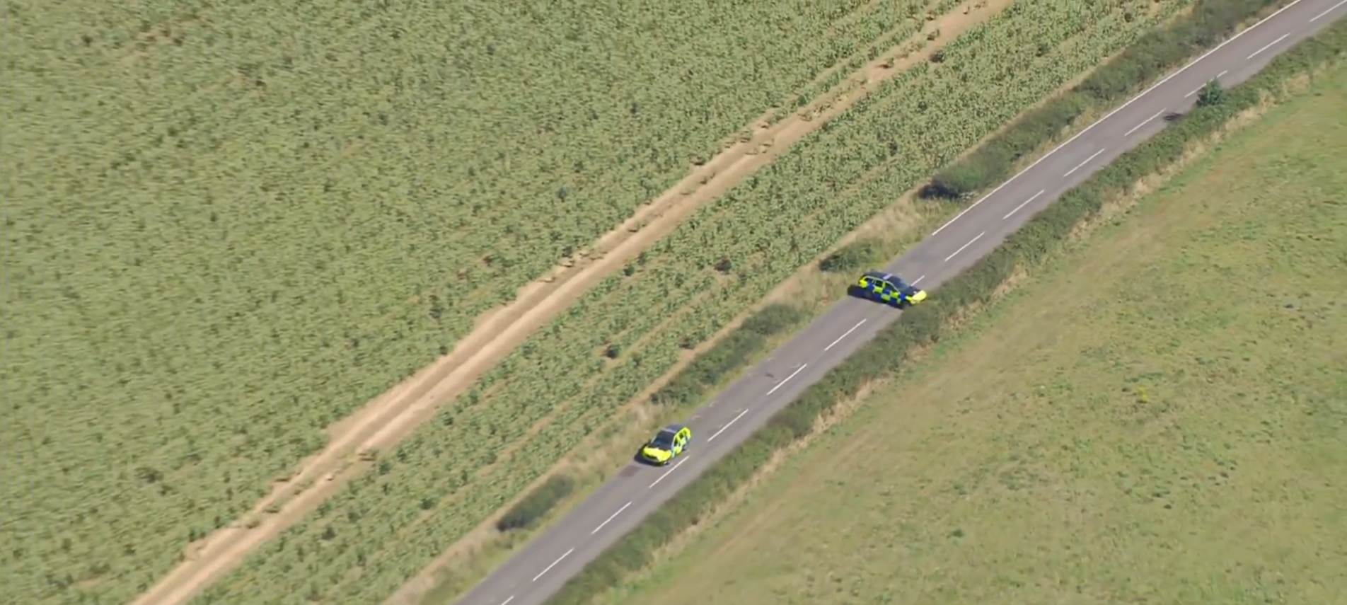 英國漢普郡與懷特島警局在當地時間25日早上9時24分接獲通報,1架直升機墜毀在尚克林路的1片農田與高速公路間,警察與消防部門隨即派遣4輛救護車與救護人員、多輛消防車等趕往現場。