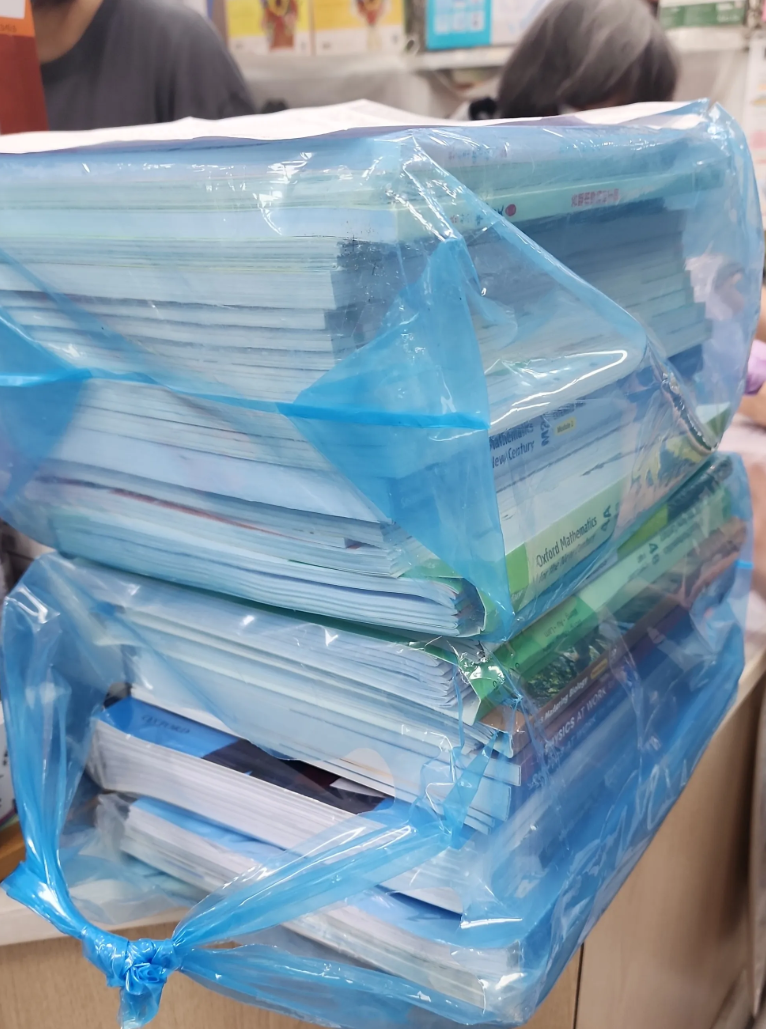 有母親於網上發帖透露為孩子買一套全新中四教科書課本,盛惠高達5300元,引起不少迴響。(Threads)