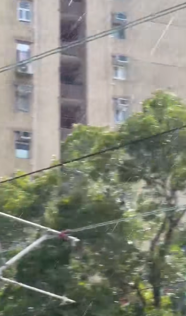 有屯門居民拍攝到疑落雹片段。(「屯門友」影片截圖)