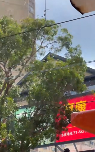 有屯門居民拍攝到疑落雹片段。(「屯門友」影片截圖)