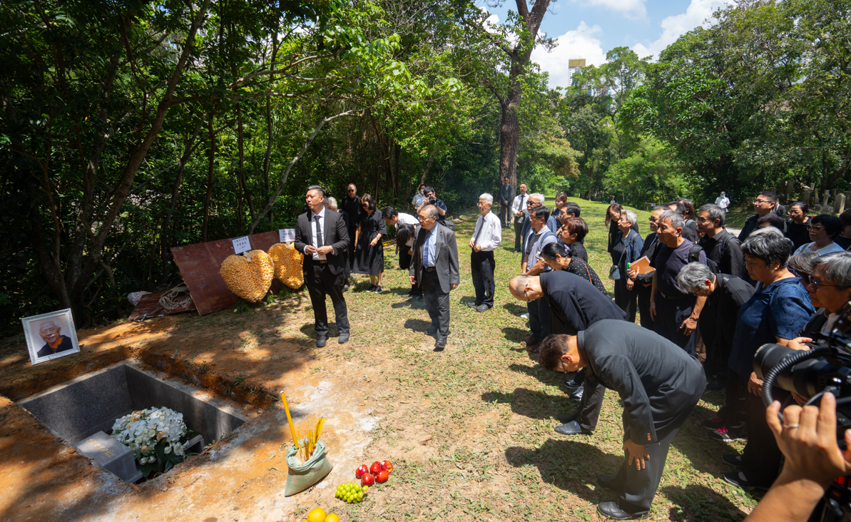 香港樹仁大學創校校監胡鴻烈逝世,今日早上出殯,與亡妻鍾期榮合葬跑馬地香港墳場(樹仁大學提供)
