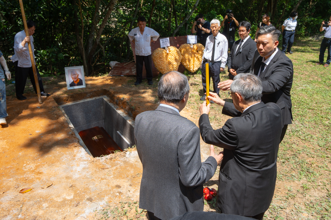 香港樹仁大學創校校監胡鴻烈逝世,今日早上出殯,與亡妻鍾期榮合葬跑馬地香港墳場(樹仁大學提供)