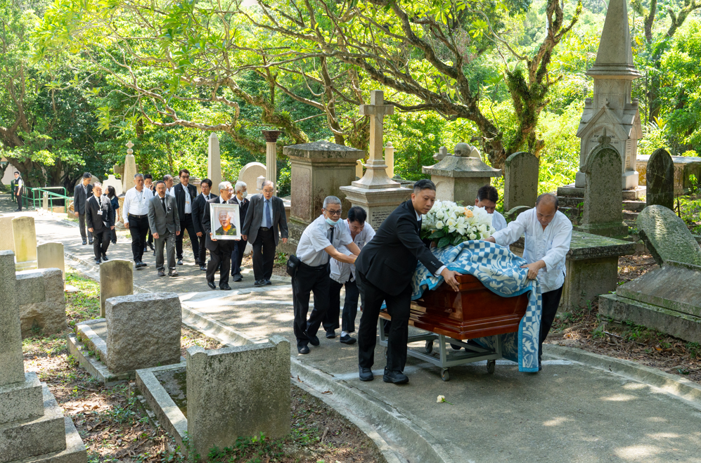 香港樹仁大學創校校監胡鴻烈逝世,今日早上出殯,與亡妻鍾期榮合葬跑馬地香港墳場(樹仁大學提供)