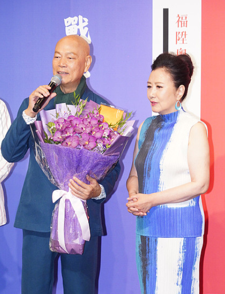 家英哥日前代影迷送花,趁機發表愛的宣言。