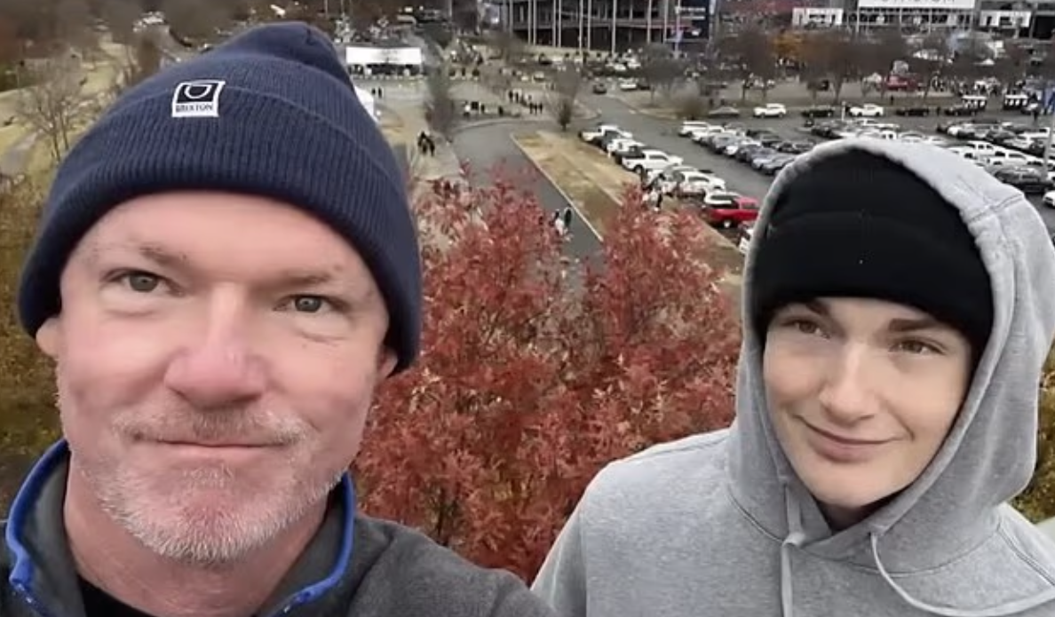 Raine與父親合照。(互聯網)