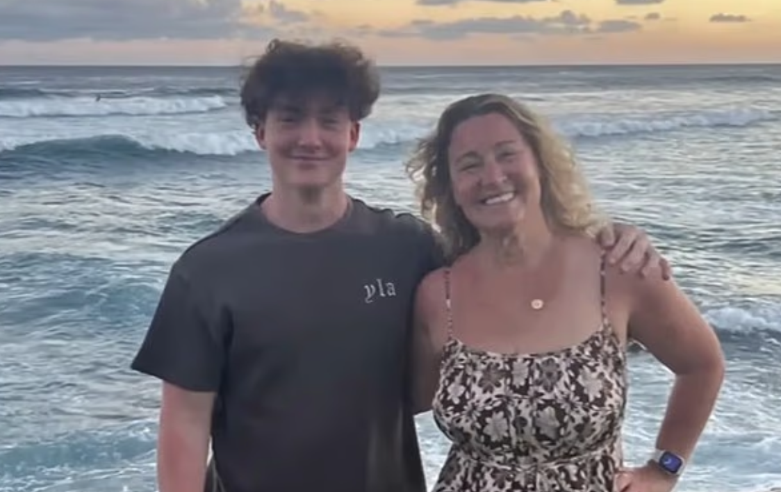 Raine與母親合照。(互聯網)