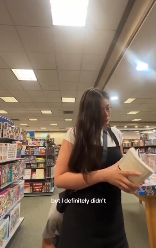 美國現「連環偷聞屁股犯」 怪癖男踎低扮綁鞋帶從背後聞女人臀部(有片)