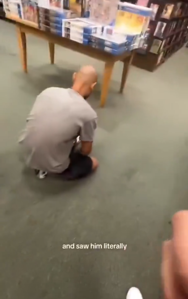 美國現「連環偷聞屁股犯」 怪癖男踎低扮綁鞋帶從背後聞女人臀部(有片)