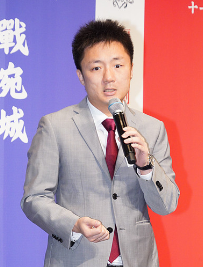 鍾培生以仁濟總理身份上台致辭。