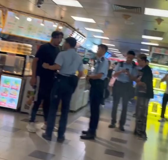 葵涌廣場2樓一間二手書店,一名22歲、持有香港身份證的巴基斯坦裔男銷售員疑因爭客問題與鄰舖職員起爭執。期間有人報案求助。警員處理案件期間有人極不合作及情緒激動,最終以「在公眾地方作出擾亂秩序行為」拘捕男子。(Threads)