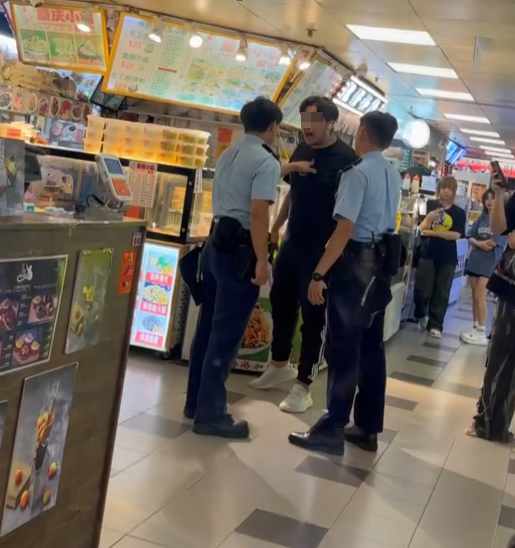 葵涌廣場2樓一間二手書店,一名22歲、持有香港身份證的巴基斯坦裔男銷售員疑因爭客問題與鄰舖職員起爭執。期間有人報案求助。警員處理案件期間有人極不合作及情緒激動,最終以「在公眾地方作出擾亂秩序行為」拘捕男子。(Threads)