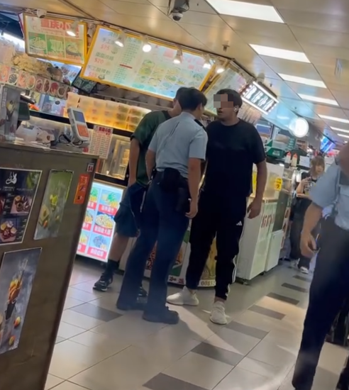 葵涌廣場2樓一間二手書店,一名22歲、持有香港身份證的巴基斯坦裔男銷售員疑因爭客問題與鄰舖職員起爭執。期間有人報案求助。警員處理案件期間有人極不合作及情緒激動,最終以「在公眾地方作出擾亂秩序行為」拘捕男子。(Threads)