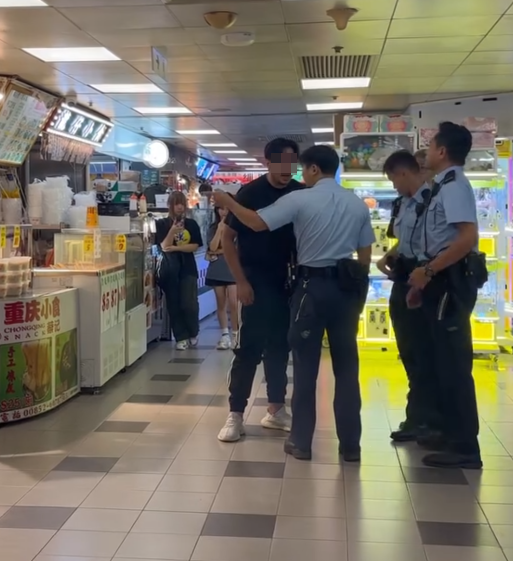 葵涌廣場2樓一間二手書店,一名22歲、持有香港身份證的巴基斯坦裔男銷售員疑因爭客問題與鄰舖職員起爭執。期間有人報案求助。警員處理案件期間有人極不合作及情緒激動,最終以「在公眾地方作出擾亂秩序行為」拘捕男子。(Threads)