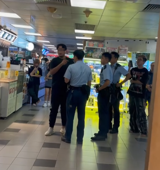 葵涌廣場2樓一間二手書店,一名22歲、持有香港身份證的巴基斯坦裔男銷售員疑因爭客問題與鄰舖職員起爭執。期間有人報案求助。警員處理案件期間有人極不合作及情緒激動,最終以「在公眾地方作出擾亂秩序行為」拘捕男子。(Threads)