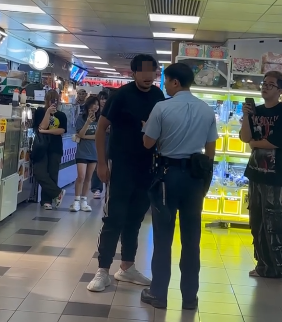 葵涌廣場2樓一間二手書店,一名22歲、持有香港身份證的巴基斯坦裔男銷售員疑因爭客問題與鄰舖職員起爭執。期間有人報案求助。警員處理案件期間有人極不合作及情緒激動,最終以「在公眾地方作出擾亂秩序行為」拘捕男子。(Threads)