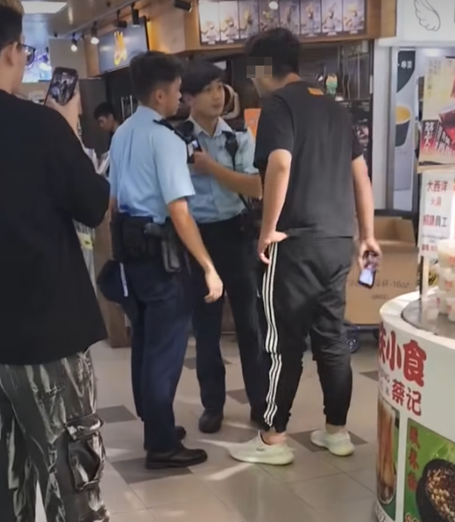 葵涌廣場2樓一間二手書店,一名22歲、持有香港身份證的巴基斯坦裔男銷售員疑因爭客問題與鄰舖職員起爭執。期間有人報案求助。警員處理案件期間有人極不合作及情緒激動,最終以「在公眾地方作出擾亂秩序行為」拘捕男子。(Threads)