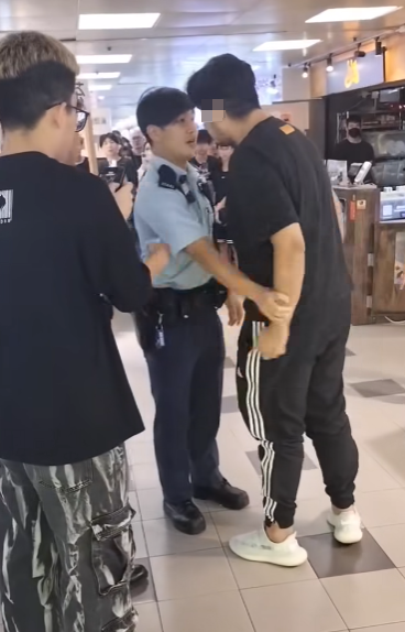 葵涌廣場2樓一間二手書店,一名22歲、持有香港身份證的巴基斯坦裔男銷售員疑因爭客問題與鄰舖職員起爭執。期間有人報案求助。警員處理案件期間有人極不合作及情緒激動,最終以「在公眾地方作出擾亂秩序行為」拘捕男子。(Threads)