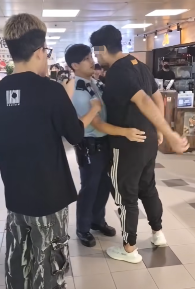 葵涌廣場2樓一間二手書店,一名22歲、持有香港身份證的巴基斯坦裔男銷售員疑因爭客問題與鄰舖職員起爭執。期間有人報案求助。警員處理案件期間有人極不合作及情緒激動,最終以「在公眾地方作出擾亂秩序行為」拘捕男子。(Threads)