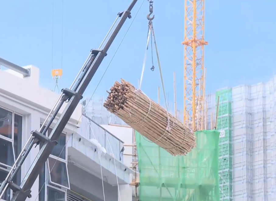 新學年下星期一開學,位於安達臣道新發展區、新建的安博官立小學仍未完工,工人仍然在趕工。(有線新聞畫面)