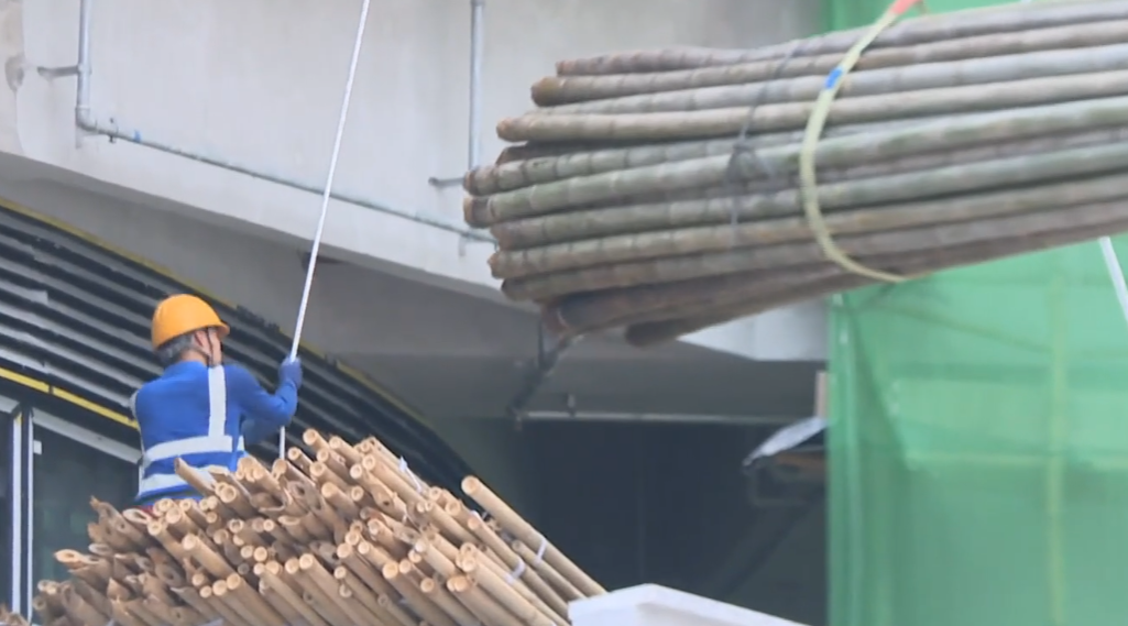 新學年下星期一開學,位於安達臣道新發展區、新建的安博官立小學仍未完工,工人仍然在趕工。(有線新聞畫面)