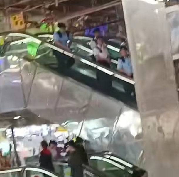 大批機動部隊及便衣警員於葵涌廣場部署行動,期間向多間二手書店的店員查問身份。(影片截圖)