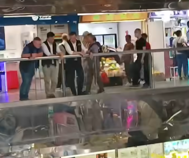 大批機動部隊及便衣警員於葵涌廣場部署行動,期間向多間二手書店的店員查問身份。(影片截圖)