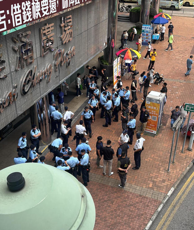 大批機動部隊及便衣警員於葵涌廣場部署行動,期間向多間二手書店的店員查問身份。(網上圖片)