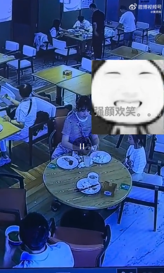 一名女子帶女兒在飯店吃自助餐,一口氣要打包20個水煮蛋,但因飯店規定自助餐不能打包,女子不滿被制止,她竟一氣之下把水煮蛋全部捏爛,扔在桌上離去,目擊公眾皆當場嚇呆。