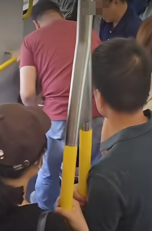 港鐵MMA|一列開往金鐘方向的東鐵綫列車,有人發生衝突,場面混亂。(影片截圖)