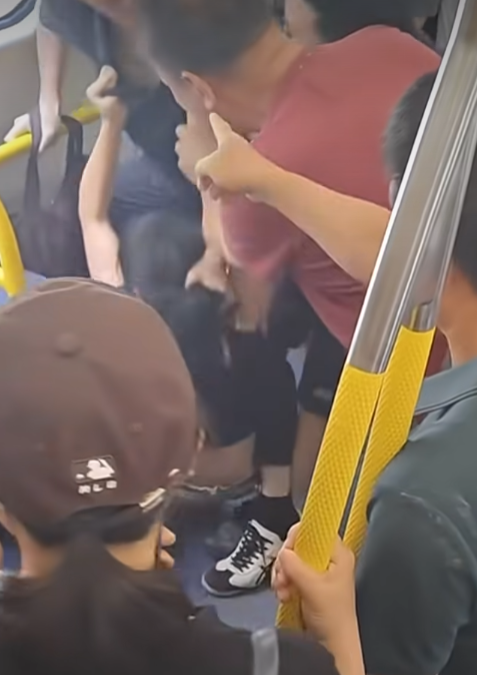 港鐵MMA|一列開往金鐘方向的東鐵綫列車,有人發生衝突,場面混亂。(影片截圖)