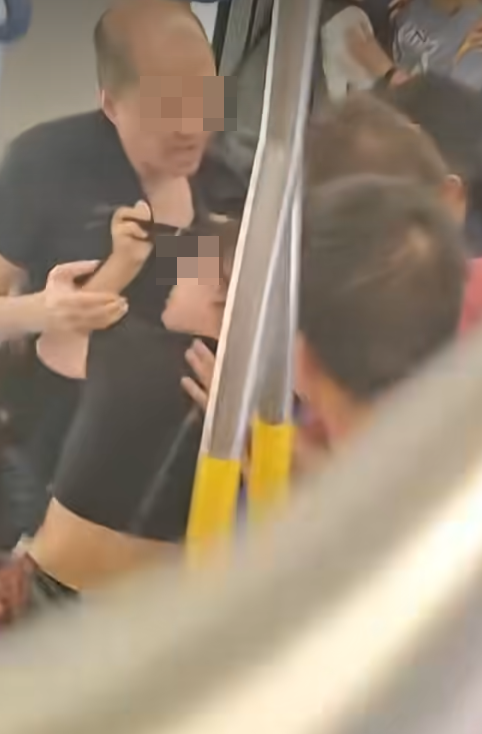 港鐵MMA|一列開往金鐘方向的東鐵綫列車,有人發生衝突,場面混亂。(影片截圖)