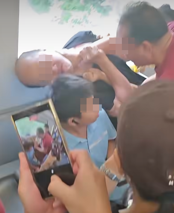 港鐵MMA|一列開往金鐘方向的東鐵綫列車,有人發生衝突,場面混亂。(影片截圖)