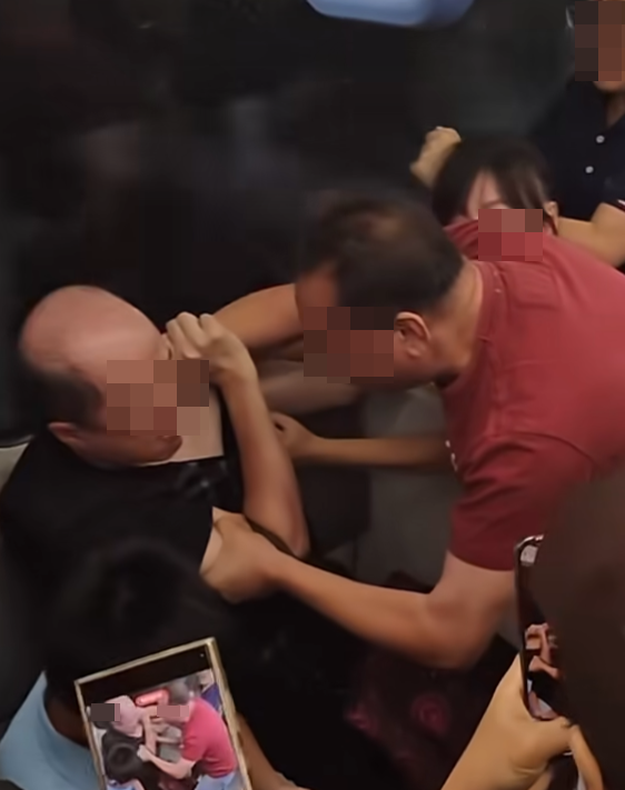 港鐵MMA|一列開往金鐘方向的東鐵綫列車,有人發生衝突,場面混亂。(影片截圖)